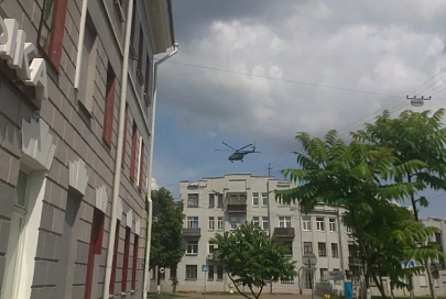 Видео: в центре Гомеля приземлился вертолет